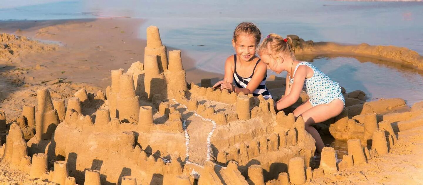 Песочный замок. Sandcastle для детей. Making a Sandcastle. Песочный замок на руке.