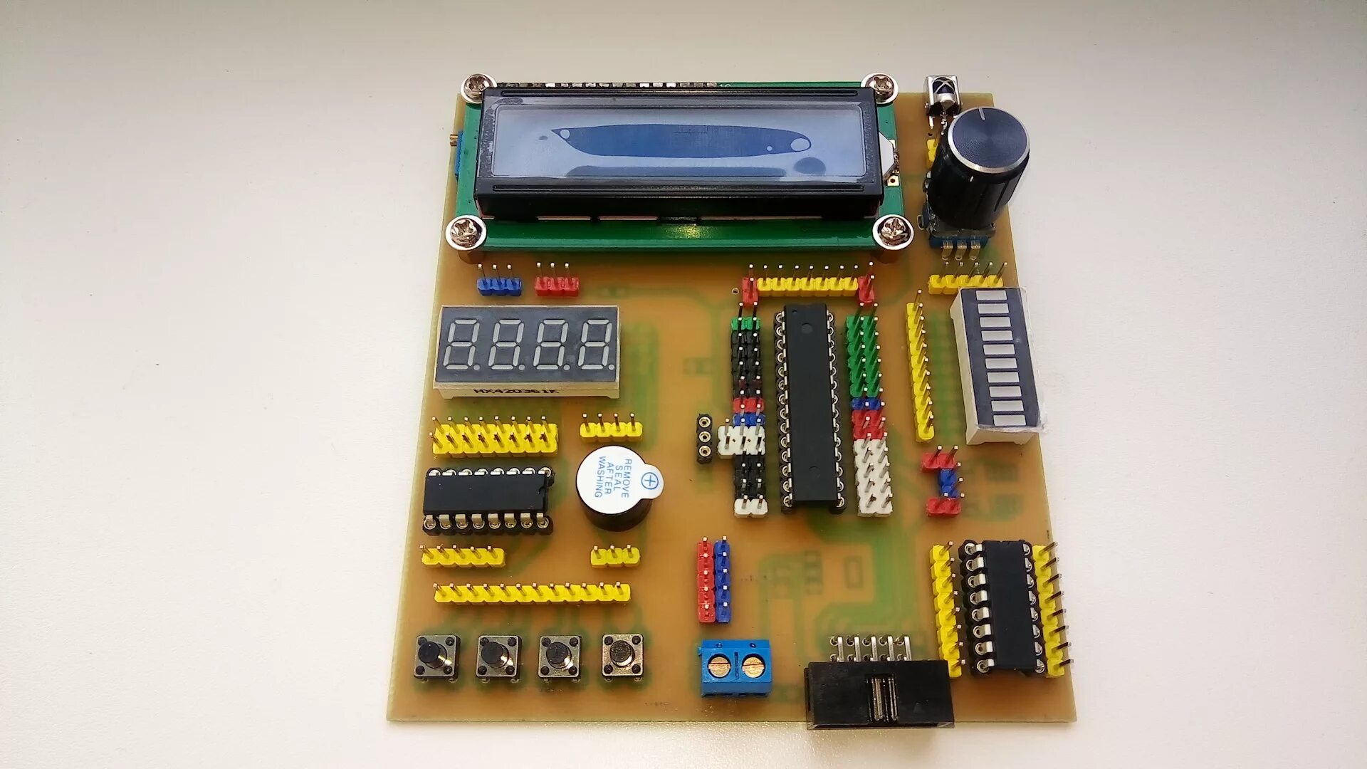 Avr контроллеров. Микроконтроллер atmel avr. отладочная плата для attiny2313. отладочная плата аттини 13. отладочная плата ef2l45lg144b.