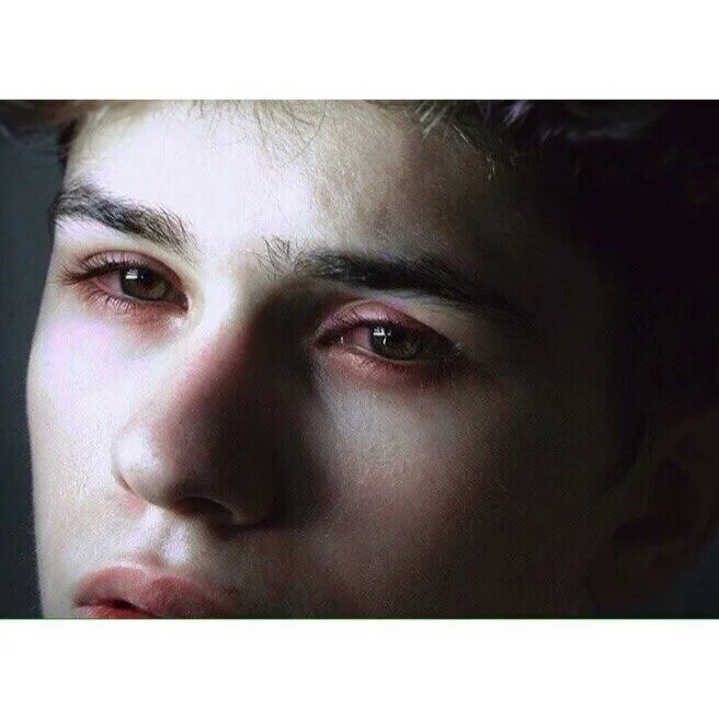 парень плачет эстетика. худые парни эстетика. эстетика тела. джастин бибер скулы. бтс i need u.