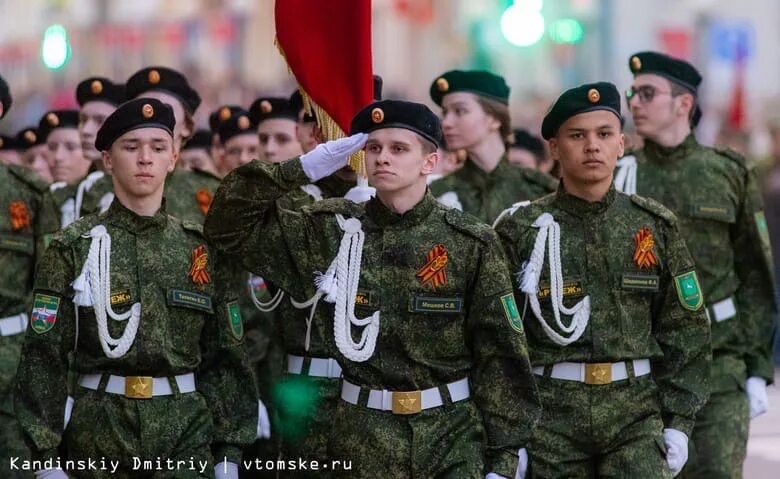 9 мая студенты. Парад в Томске. Парад 9 мая Томск. Парад 9 мая Томск шествие. Томск репетиция парада.