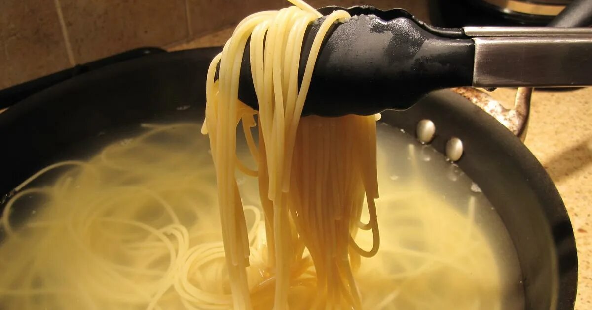 Промывать ли спагетти после варки. Макароны в кастрюле. Варка спагетти в кастрюле. Макароны в кипятке. Лайфхаки для приготовления макарон.