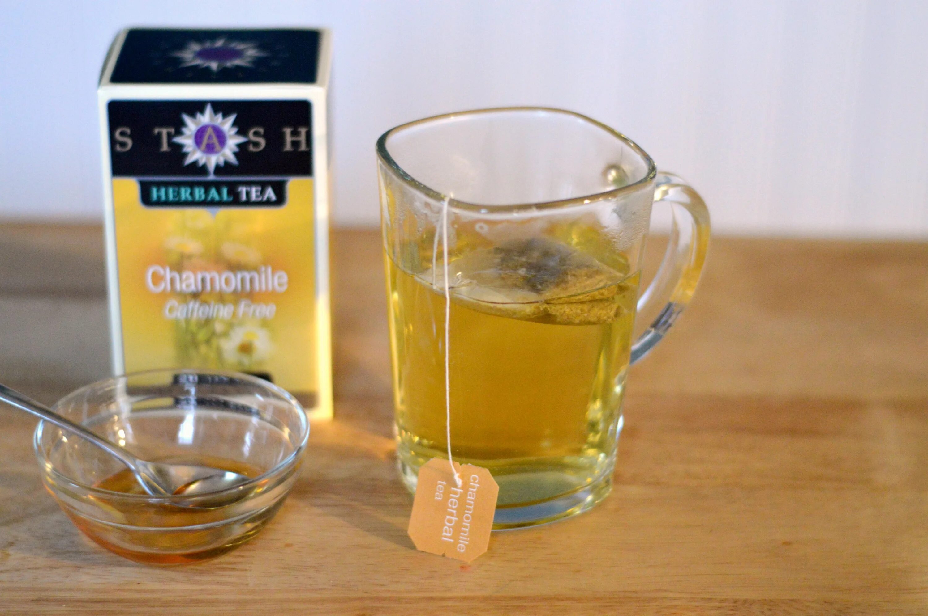 Ромашка чай польза и вред для организма. Чай Ромашка в пакетиках. Ромашковый чай в пакетиках. Чем полезен ромашковый чай в пакетиках. Польза от ромашкового чая.