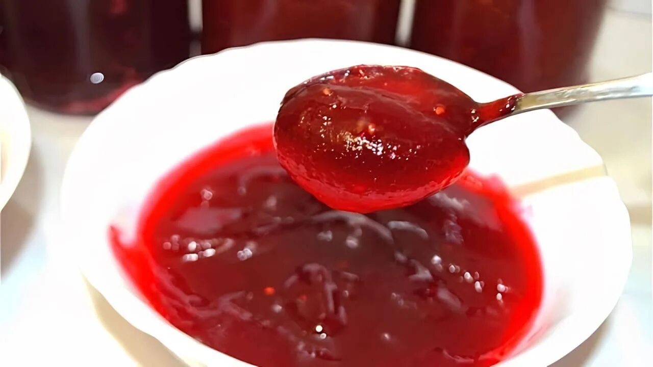 Малиновый джем рецепт на зиму густой вкусный. Джем из малины без косточек. малиновое варенье без косточек. стул малиновый джем. малина без косточек.