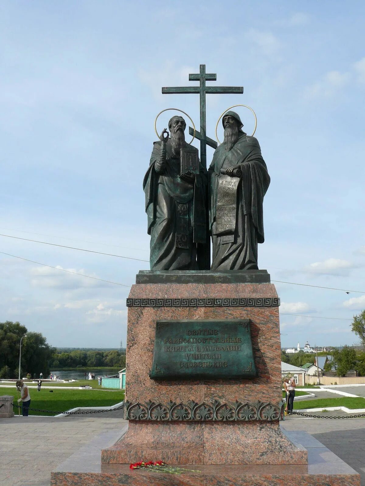 Кирилл и мефодий в москве. Памятник кириллу и мефодию в коломне для презентации. Памятник кириллу и мефодию в москве на славянской площади. Кирилл и мефодий памятник в москве. Установлен памятник кириллу и мефодию.