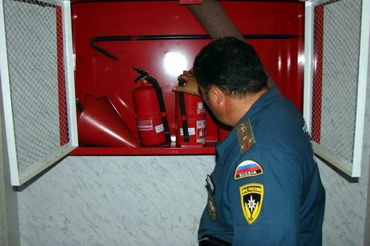 Пожарная инспекция г. Пожарный инспектор. Пожарная безопасность фото. Нарушение противопожарной безопасности. Пожарная проверка.
