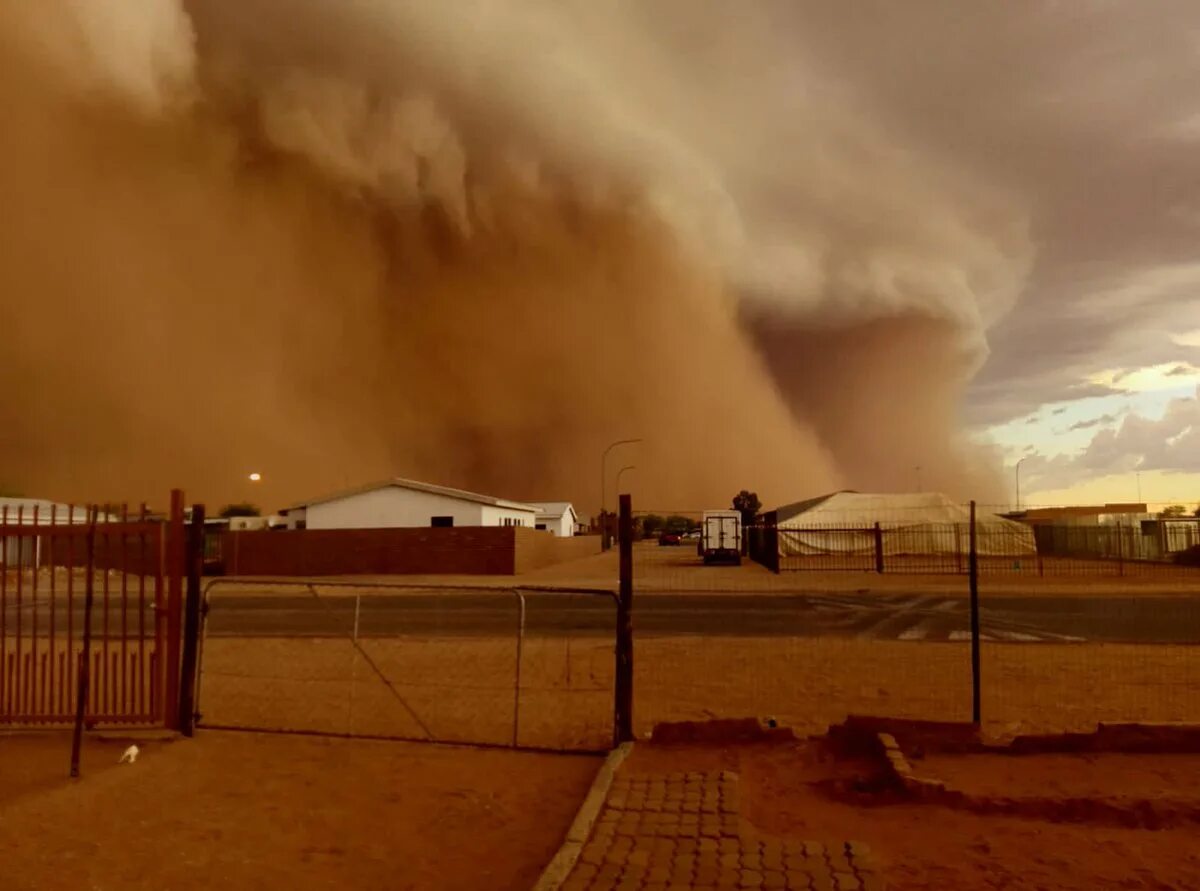 Пыльный город где то. Хабуб пыльная буря. Песчаная буря Хабуб. Харбин Песчаная буря. Пылевая буря в Бухаре.