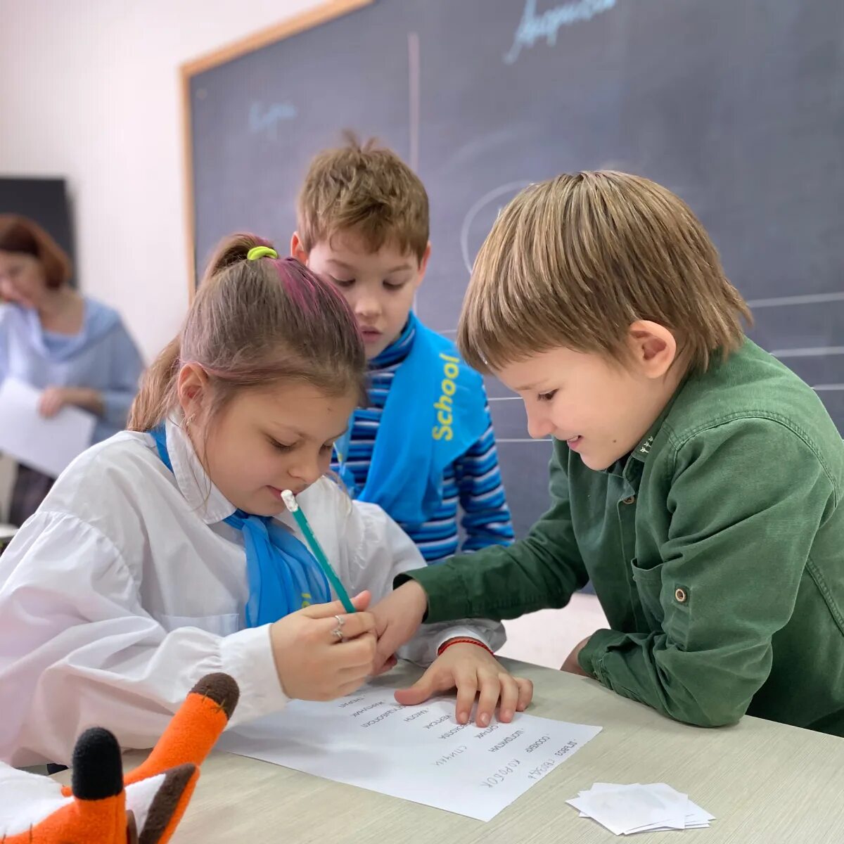 Семейный класс по математике. Урок в частной школе. Частные школы в России. Дети в частной школе. Ученики частной школы.