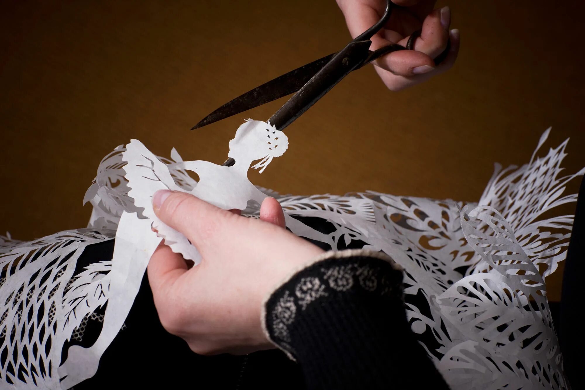 Нож для вырезания по бумаге. Художественное вырезание из бумаги. Как называется вырезанный. Шедевры вырезанные из бумаги. Как называется вырезанный.