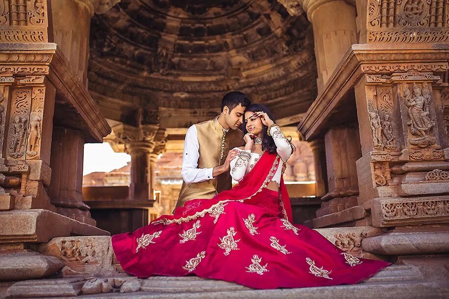 Outdoor wedding. Indian couple. Свадьба на пляже фото. Pre wedding. Photoshoot with purchases.