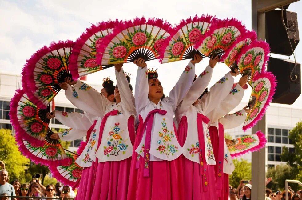 Сеул праздник фонарей. Южная корея праздник чусок. Маска хахве корея. Korean festival. Праздник соллаль.