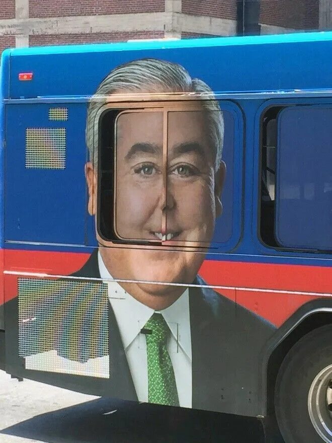 Смешная реклама на транспорте. Неудачная реклама на автобусе. Реклама на автобусе прикол. Креативная реклама на автобусах.