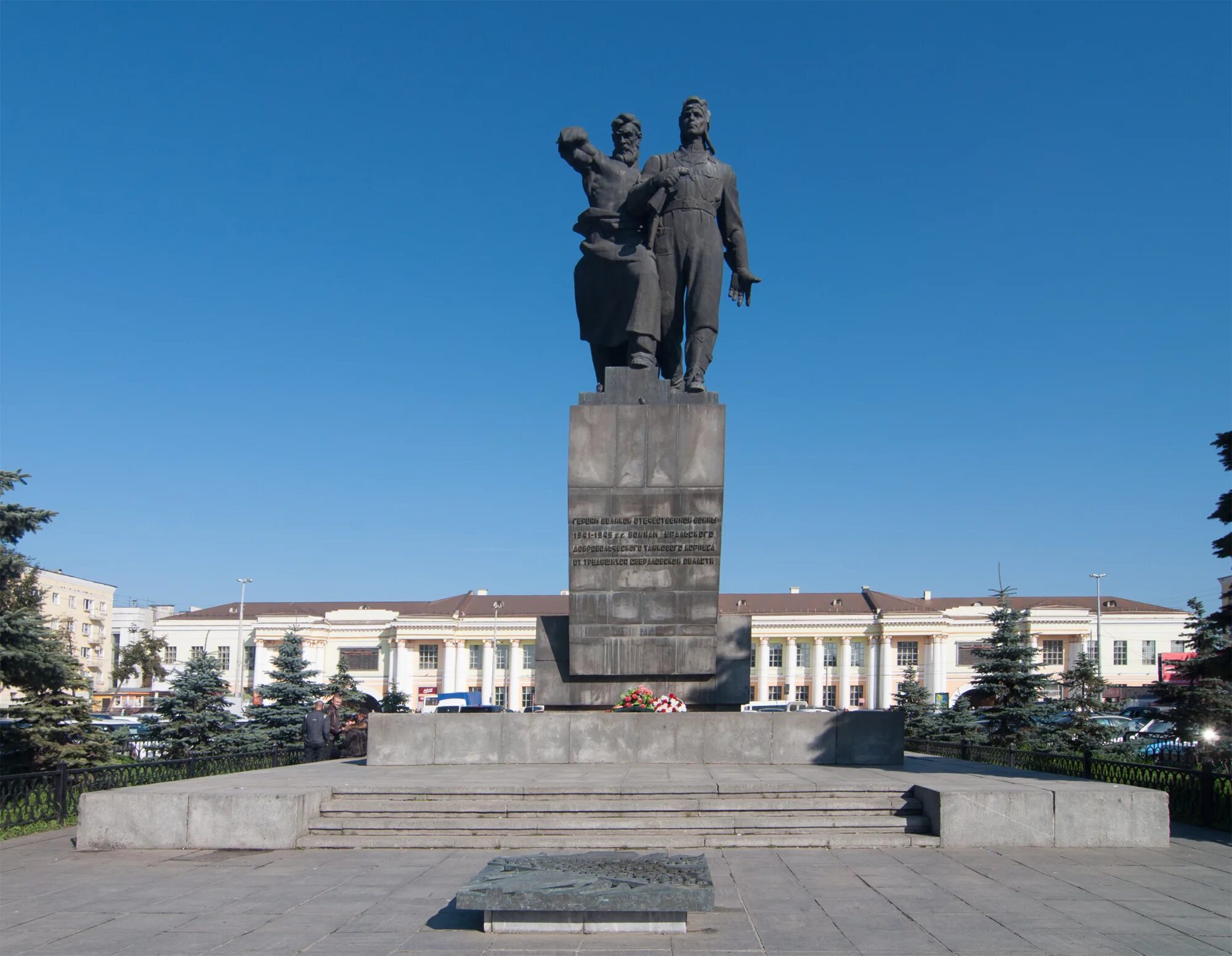 Памятник Уральскому добровольческому корпусу Екатеринбург. Памятник УДТК В Екатеринбурге. Памятник воинам Уральского танкового корпуса Екатеринбург. Памятник Уральскому добровольческому танковому корпусу.