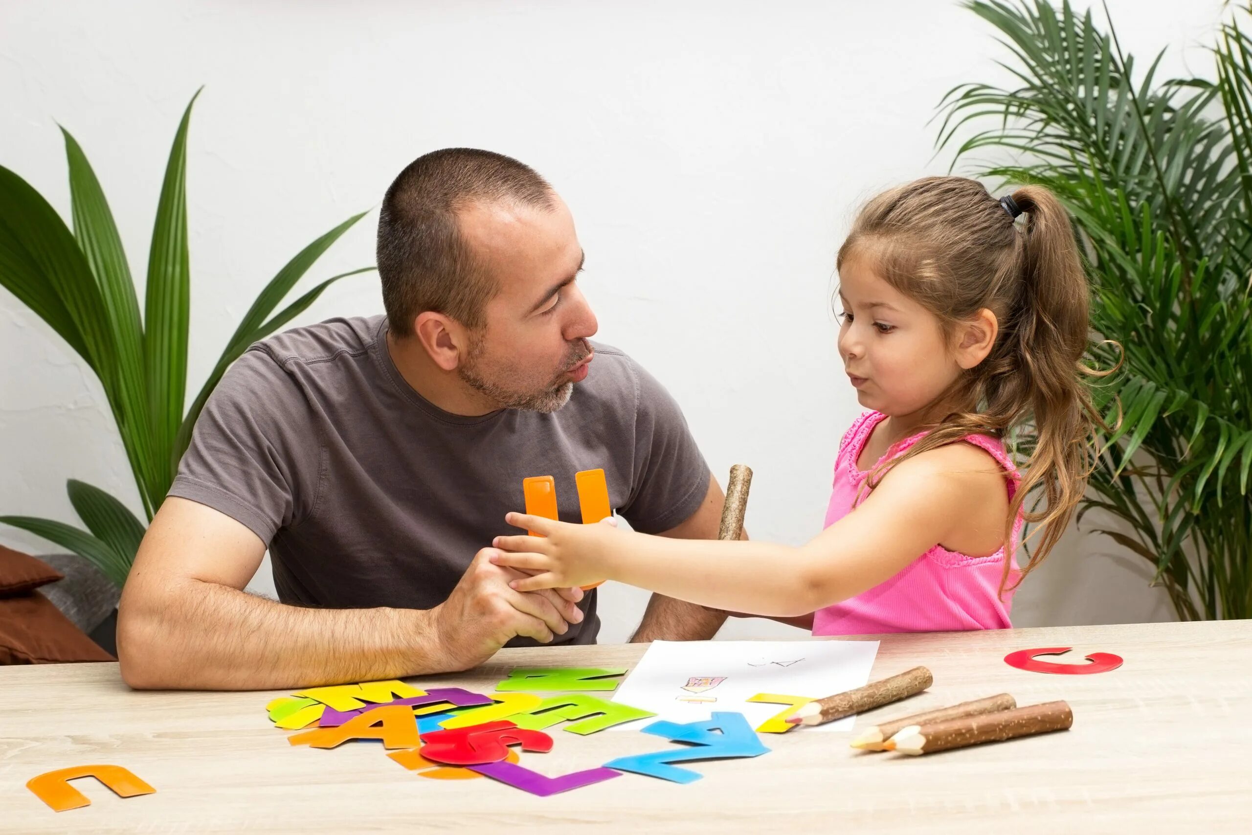 Dad teach. Родители играют с детьми. Папа учит ребенка. Родители с детьми делают поделки. Домашние занятия србенокм.