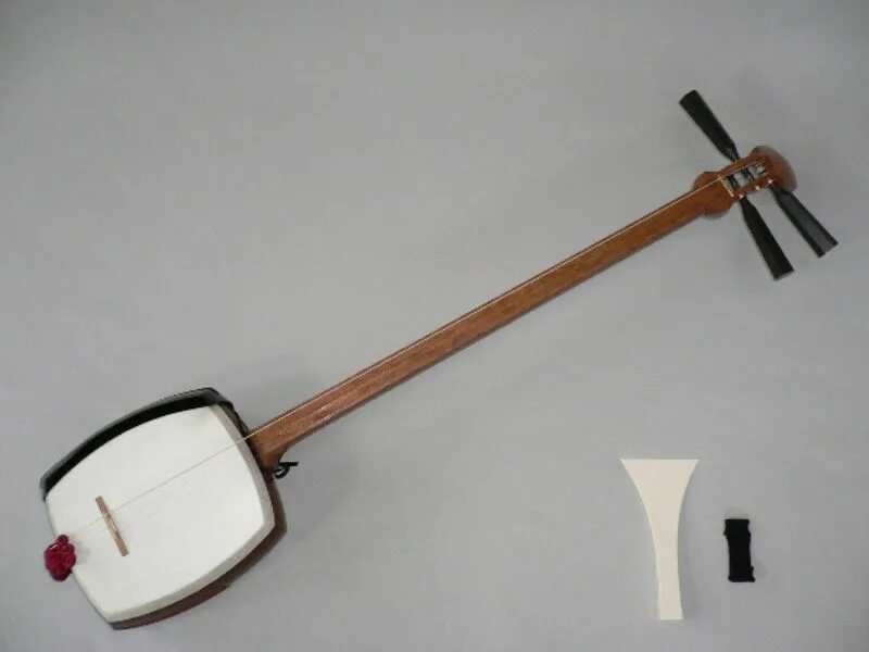 Японская трехструнная лютня с длинной шейкой. Сямисэн музыкальный инструмент Япония. Японский народный инструмент сямисэн. Сямисэн струнный музыкальный инструмент. Сямисэн хосодзао.