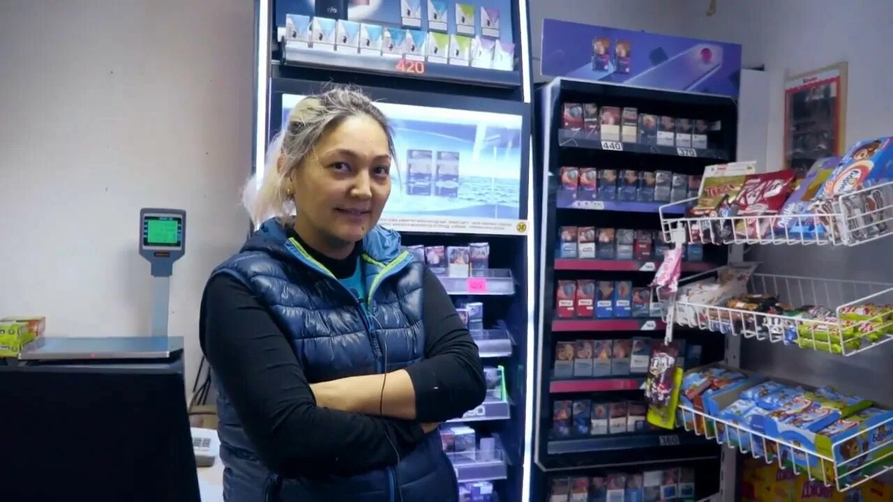 Продавец табачной продукции. Продавщица с сигаретой. продавец сигарет. продавщица табачной продукции. продавца в магазин табачной продукции.