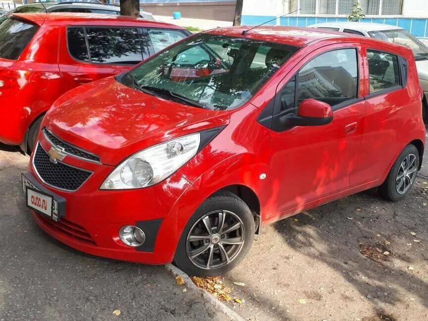 Спарк номер телефона. Шевроле Спарк красный. Красный Chevrolet Spark 2015. Chevrolet Spark красный н915со799. Шевроле Spark красная.