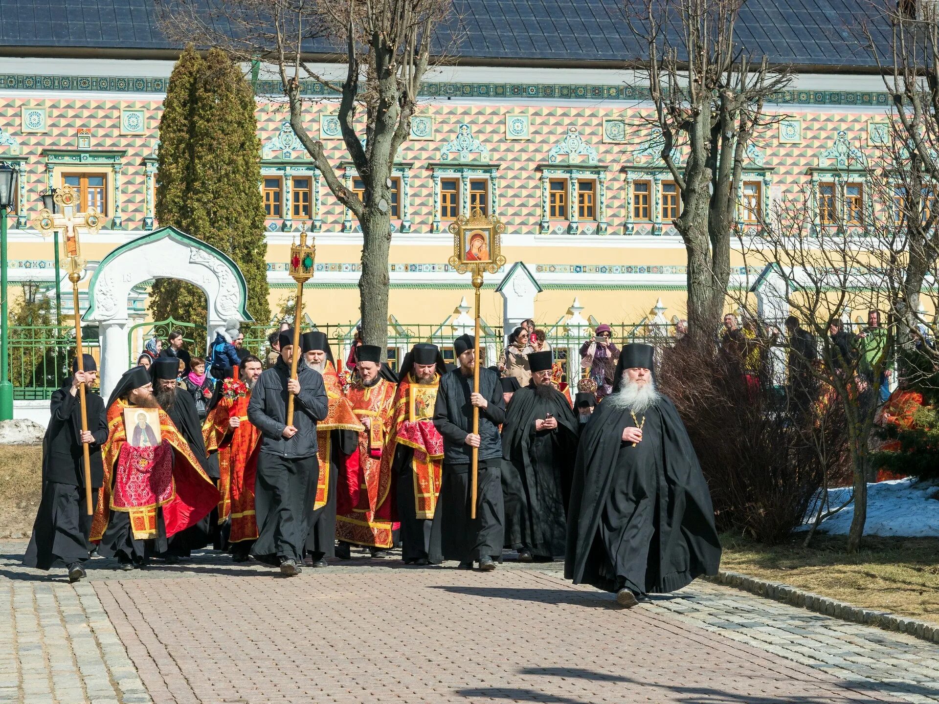 Пасха в 1999 году какого. Крестный ход Пасхальная светлая седмица. Никольский женский монастырь Арзамас крестный ход Пасха. 1999 Волгоград Пасха крестный ход. Светлая седмица крестный ход Ярославль.