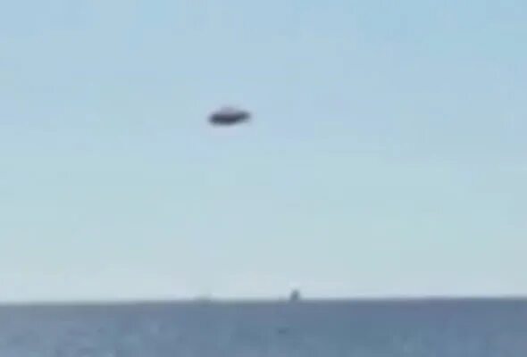 Нло группа. Корабль пришельцев. Нло над морем. Нло над океаном. Нло море песня.
