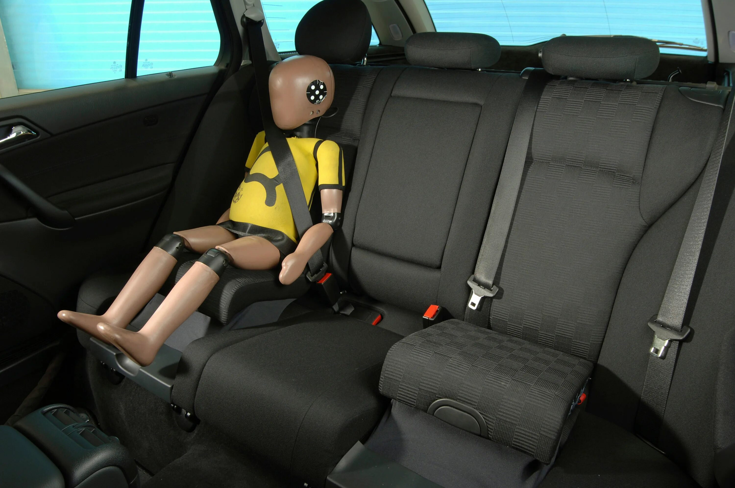 Безопасность в машине на заднем сиденье. Бустер на ремень безопасности. Бустер на заднем сидении. Крепление бустера в автомобиле. Пристегнуть бустер.