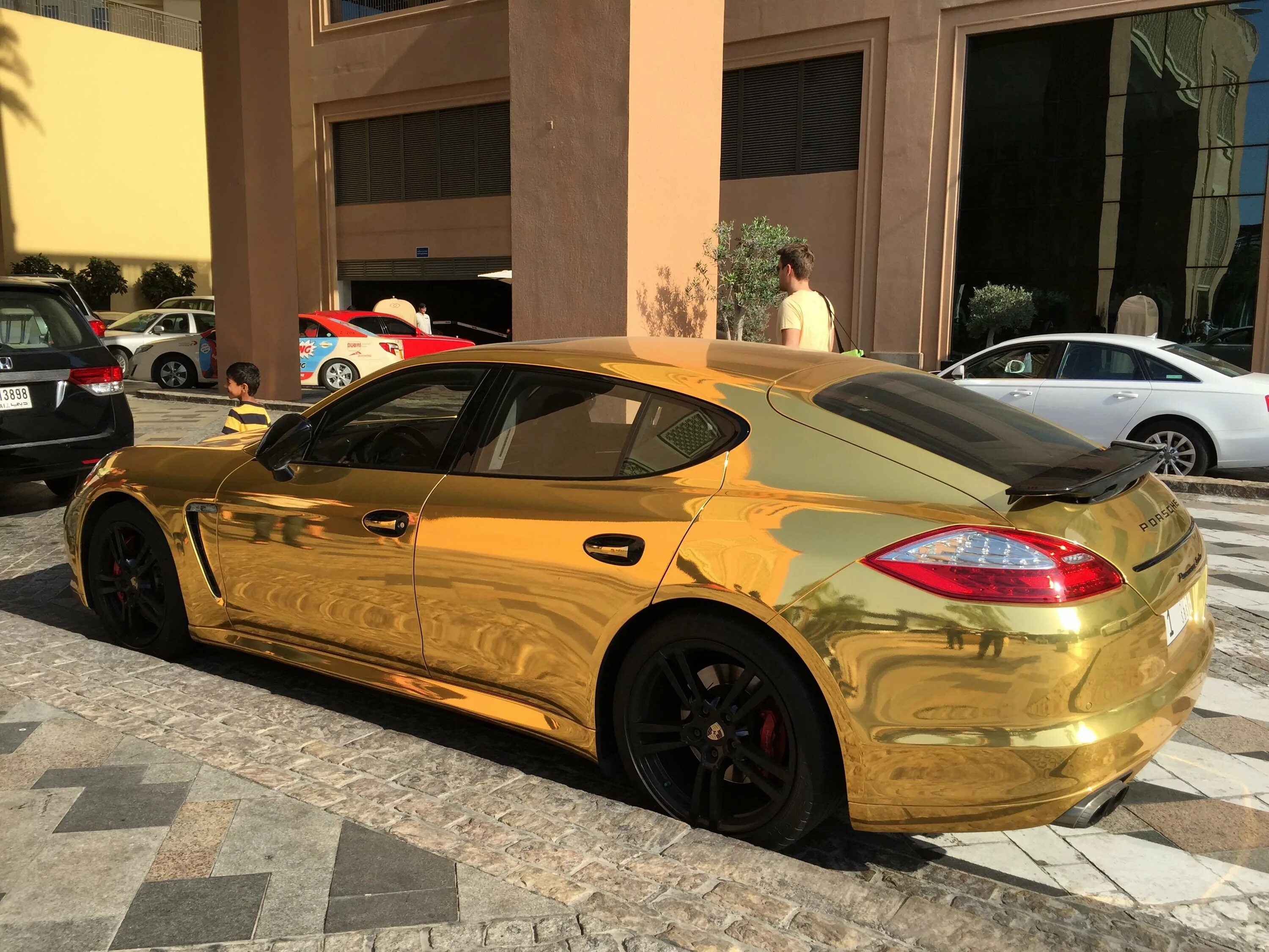 Gold car. Порше Панамера золотистый. Порше Панамера в золоте. Порше Панамера золотой цвет. Porsche Panamera Gold 1080.