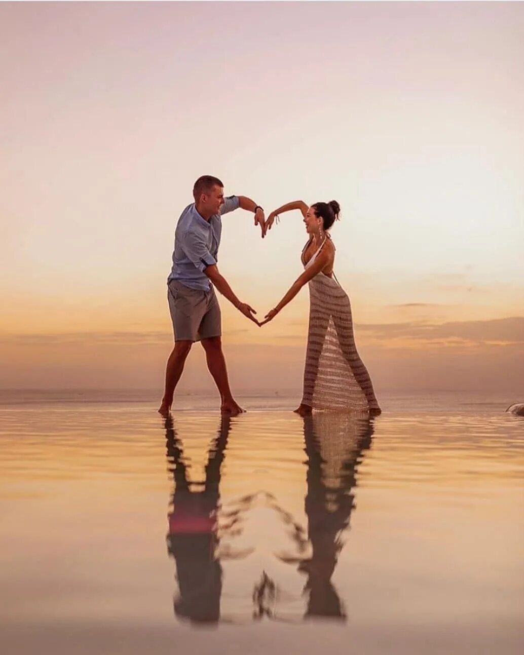 Пляж любовь. Романтическая пара. Красивая пара на пляже. Пара на Бали.