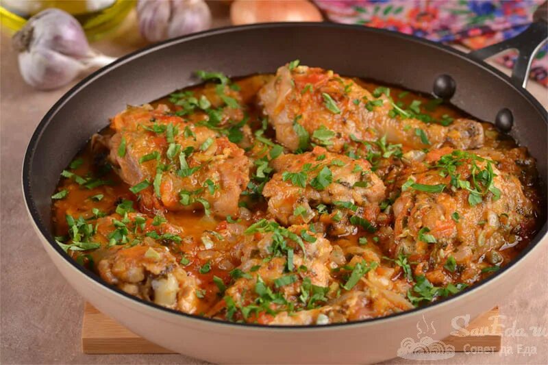 Рецепт курица чахохбили духовка. Чахохбили хмели сунели. чикен чахохбили. чахохбили с грецким орехом. чахохбили из курицы.