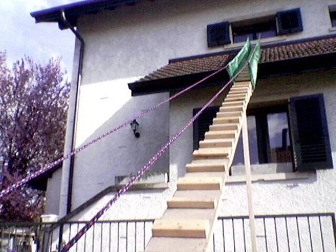 Загородка для детей на лестницу. Лестница с горкой в доме. Ворота безопасности на лестницу. Малыш ползет по лестнице. Удобная лестница.