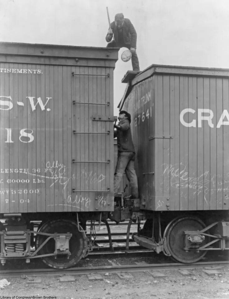 Весь вагон радовался моей покупке фразеологизм. Railway worker. Великая депрессия поезд. Hobo 1930s. Hobo in Train USA 1930.