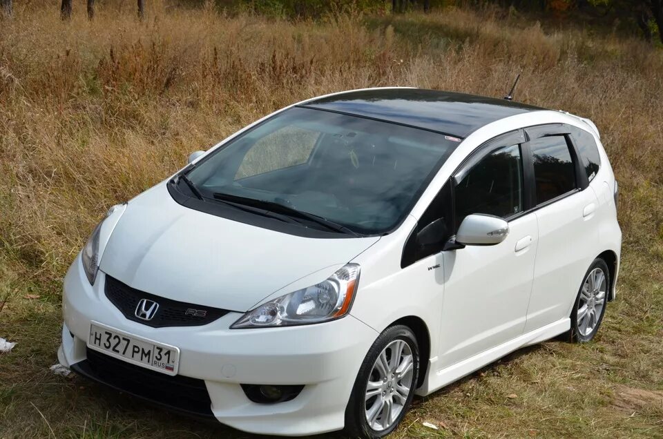 Хонда фит как заменить. Honda Fit 1.5. Хонда фит 2012. Honda Fit 2010 белый. Хонда фит 2009.