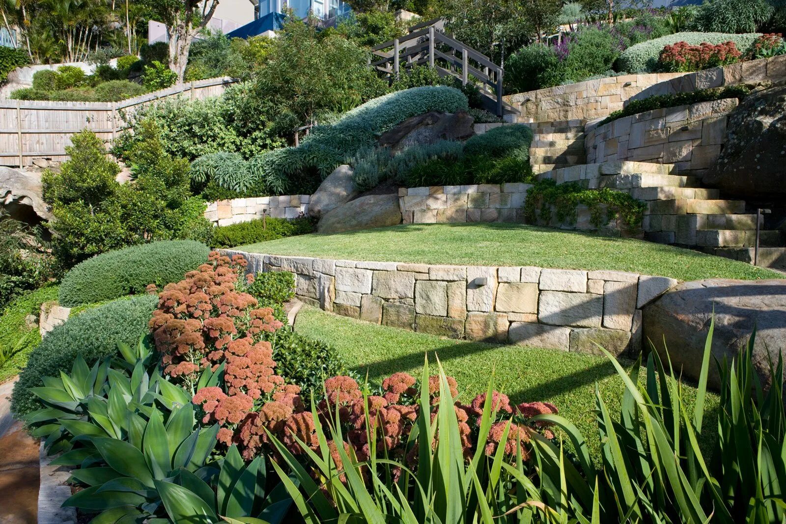 Террасирование склонов абхазия. Террасирование в ландшафте. Альпинарий террасированный склон. Террасирование альпийской горки. Ландшафт участка с уклоном.