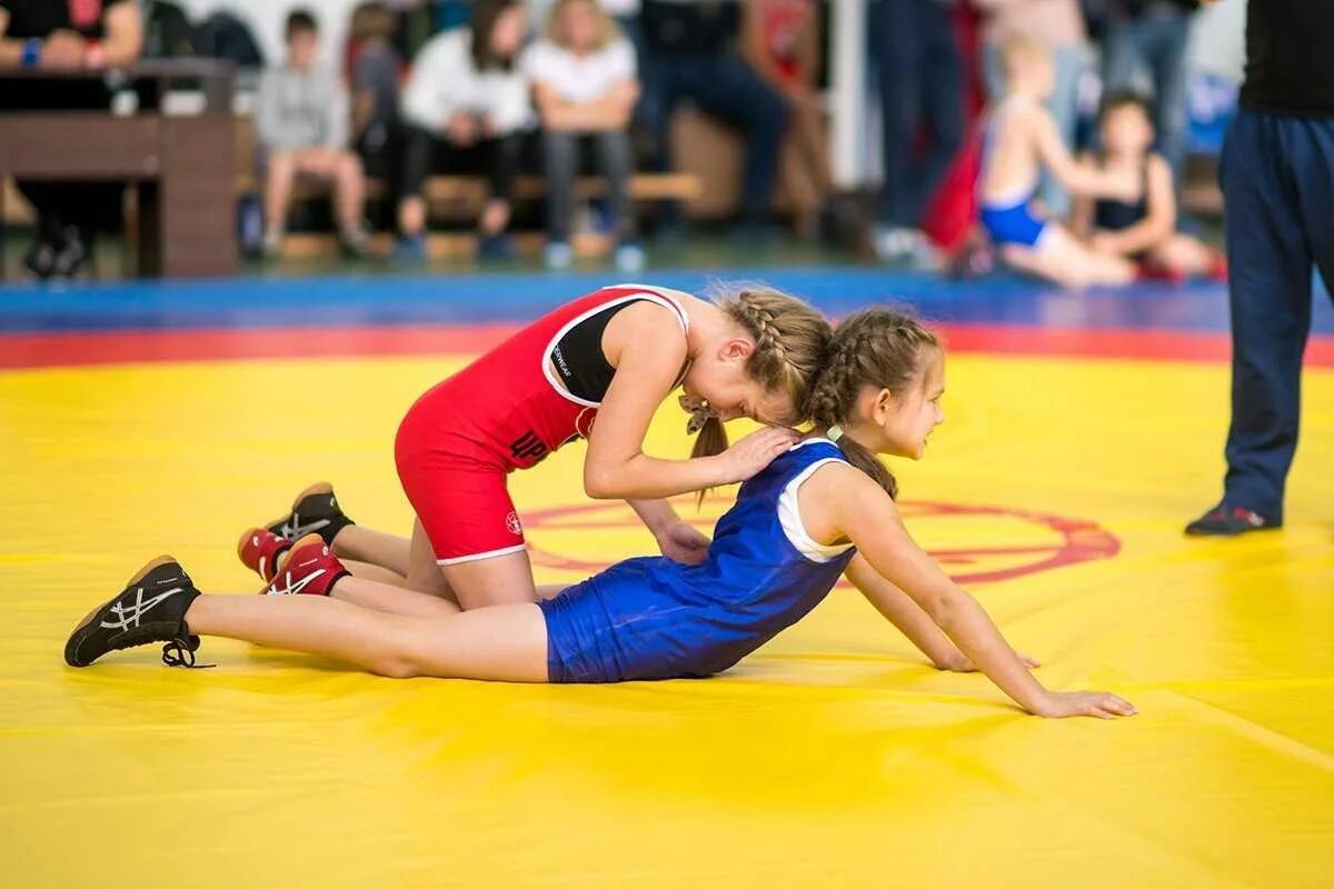 Вольная борьба девочки против мальчиков. Вольная борьба титова дарья. Борьба самбо девочки. Борьба девочек с мальчиками. Девочка против девочки в борьбе.