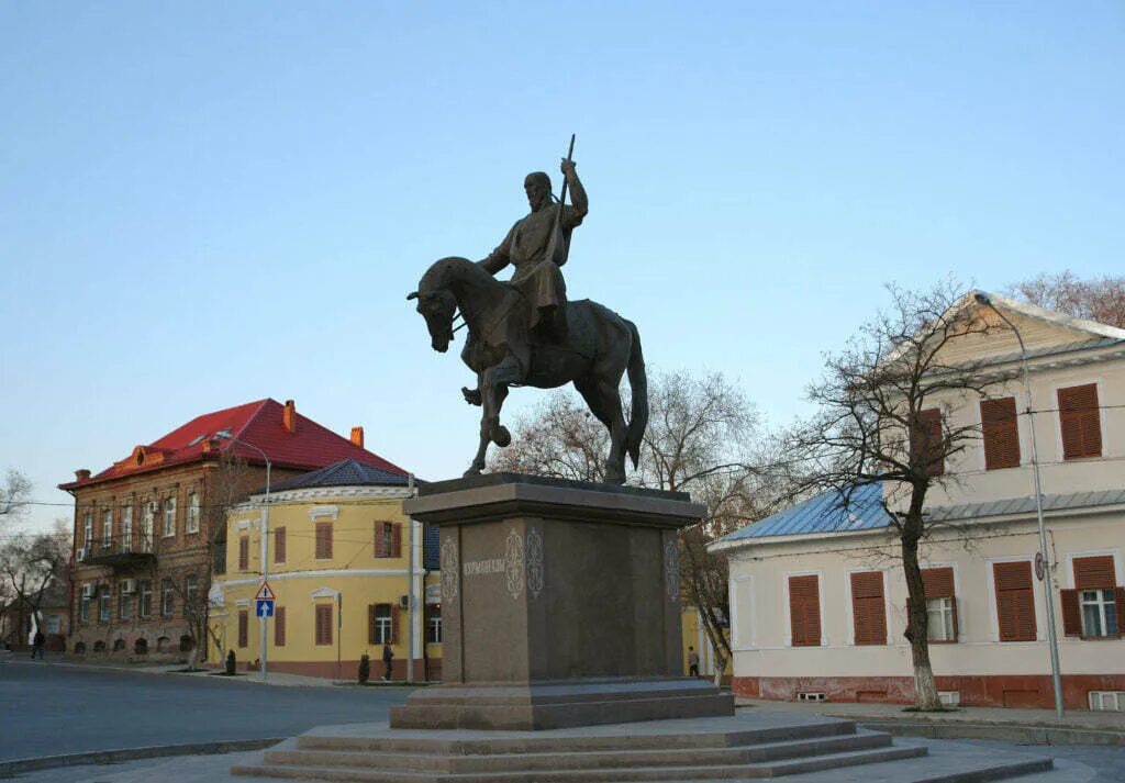 Памятник курмангазы. Астрахань памятник Курмангазы Сагырбаеву. Памятник Курмангазы Астрахань. Астрахань скульптура Курмангазы сы. Памятник Курмангазы закарбаева.