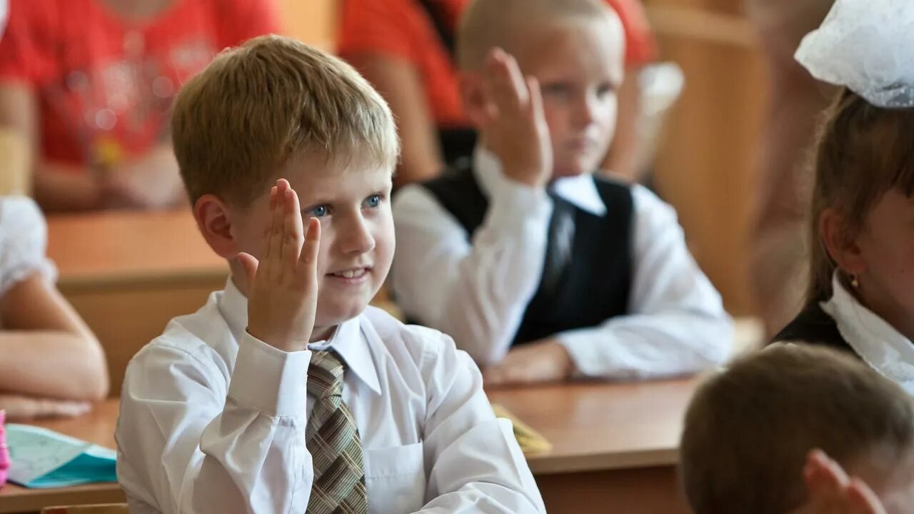 Нет друзей в школе что делать. Дети за партой. Школьники в классе. Дети в школе за партой. Ученик за партой.