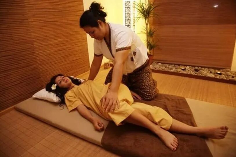 Тайка делает массаж. Тайский традиционный массаж ТАЙРАЙ. Королевский тайский массаж. Королевский тайский Spa массаж. Китайский массаж.