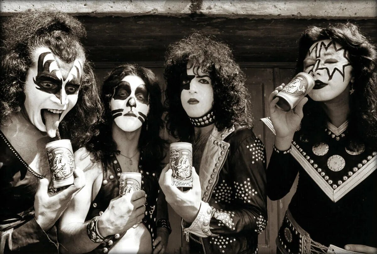 The black kiss. The black kiss. Блэк кисс слушать. Ace frehley 1973. Kiss hotter than hell 1974.