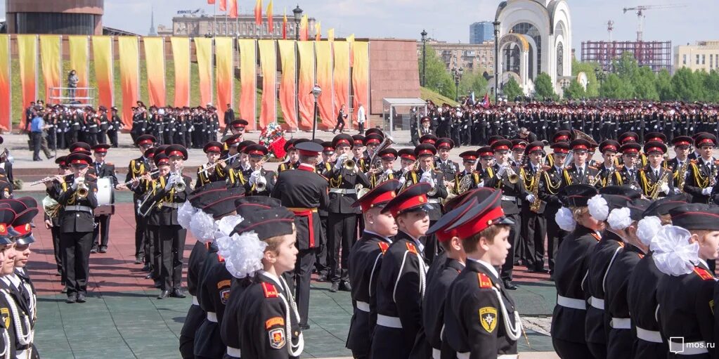 Московский парад кадет на Поклонной горе. Первый Московский кадетский корпус. Кадеты маршируют на Поклонной горе. Петровский кадетский корпус Москва.