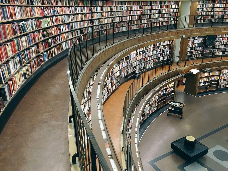 Большая библиотека программ. Библиотека здание. много книг. библиотека фото. книгохранилище библиотеки.