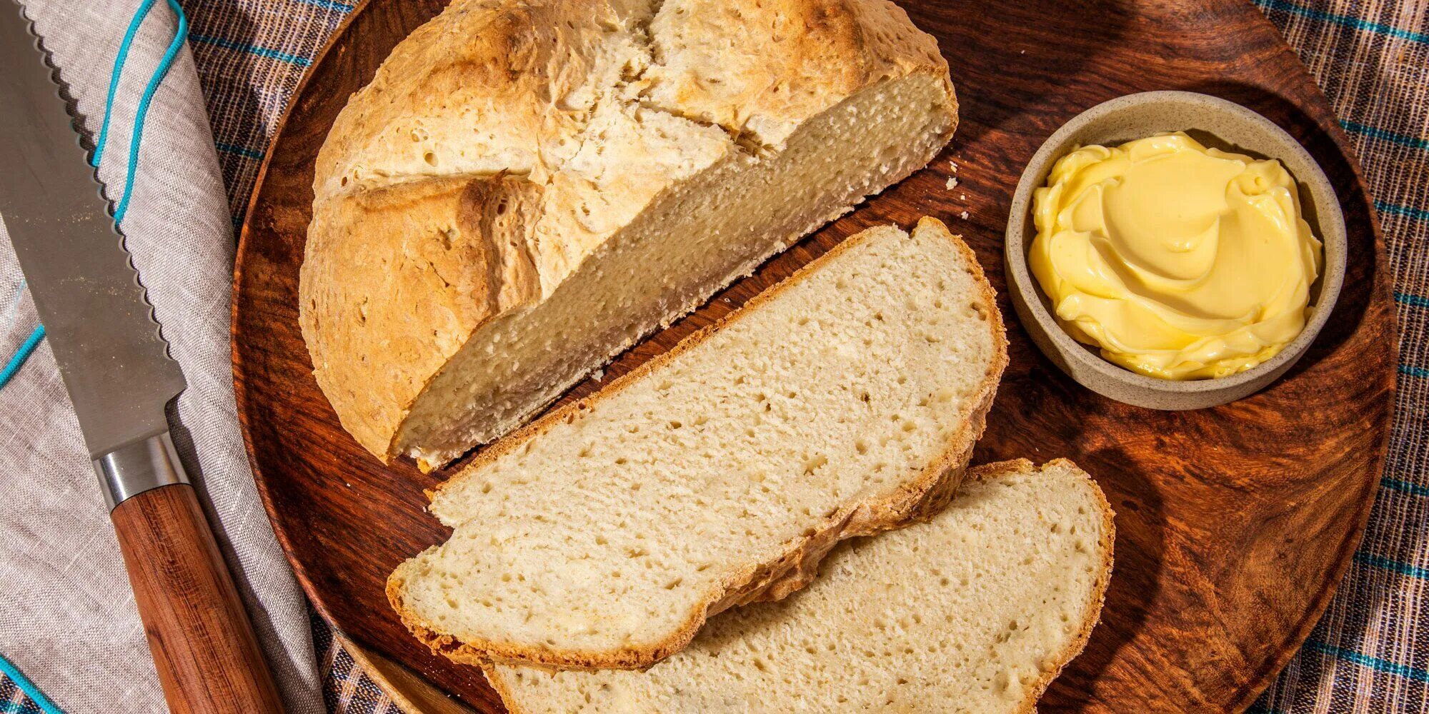Хлеб день ночь. Irish Soda Bread. Ирландский хлеб. Хлеб на соде. Ирландский хлеб с маслом.