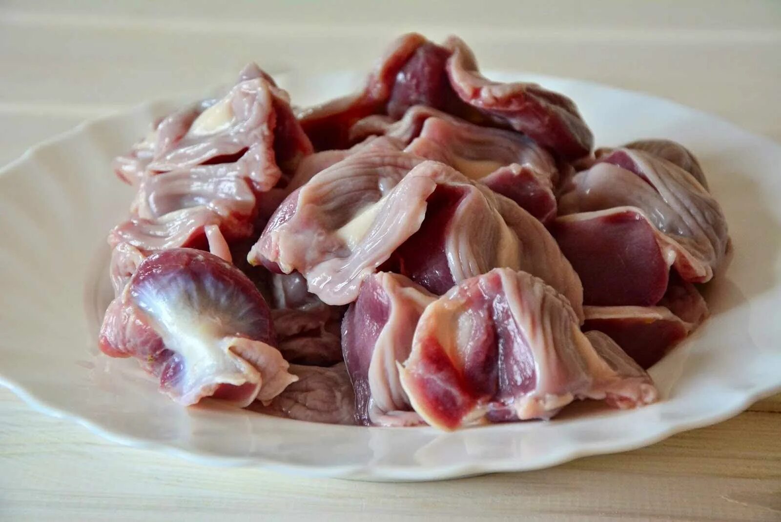 Как чистить желудки. Куриные субпродукты желудочки. мышечные желудки куриные.