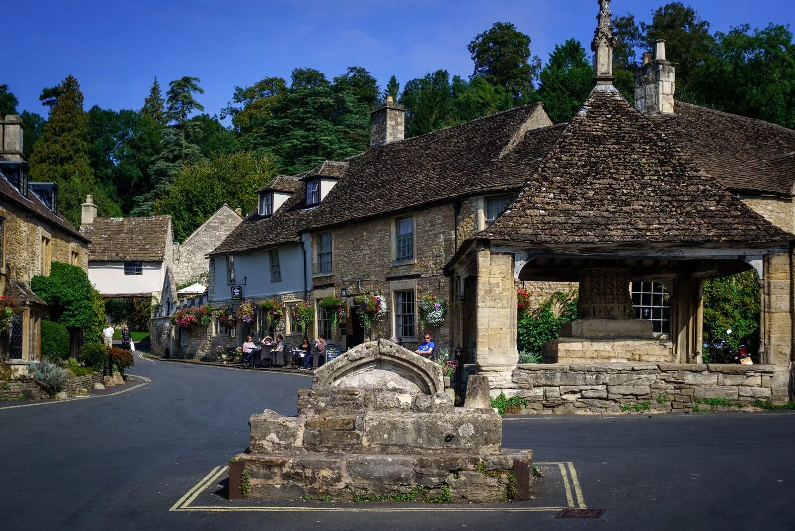 Village крепость. Англия деревня Castle Combe. Деревня Касл комб Англия. Castle Combe, Уилтшир, Англия. Деревушке Англии - Castle Combe..