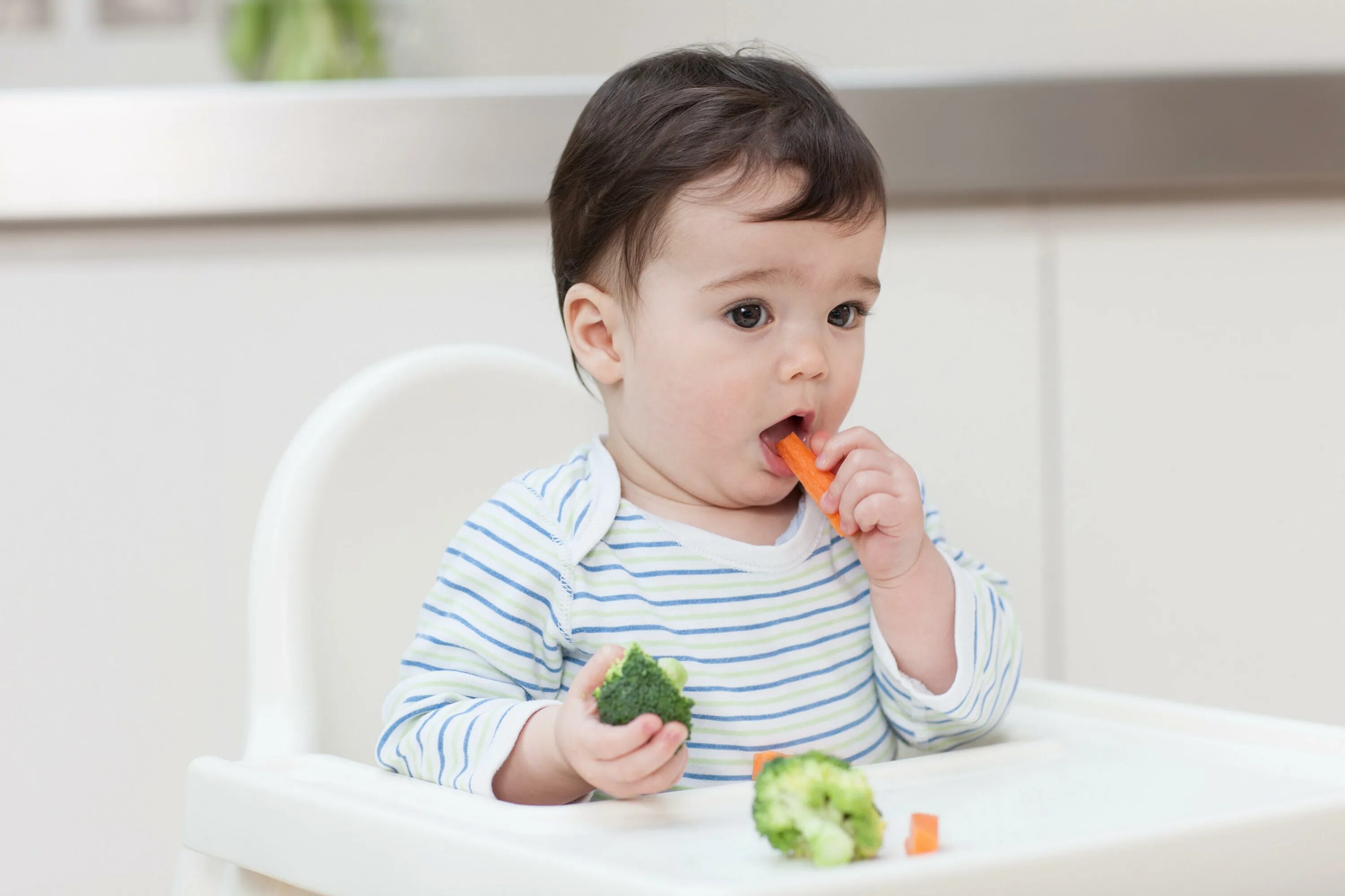 Ребенок подвержен других детей. Питание детей. Ребенок ест. Малыш ест.