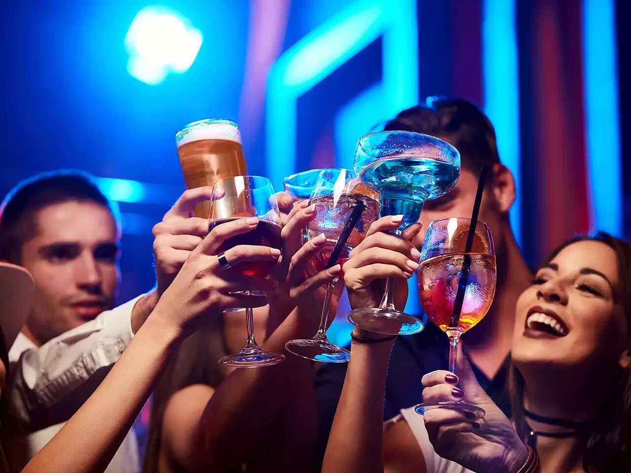 Вечеринка алкоголь. Тусовка в баре. Тусовка с алкоголем. Вечеринка с коктейлями.