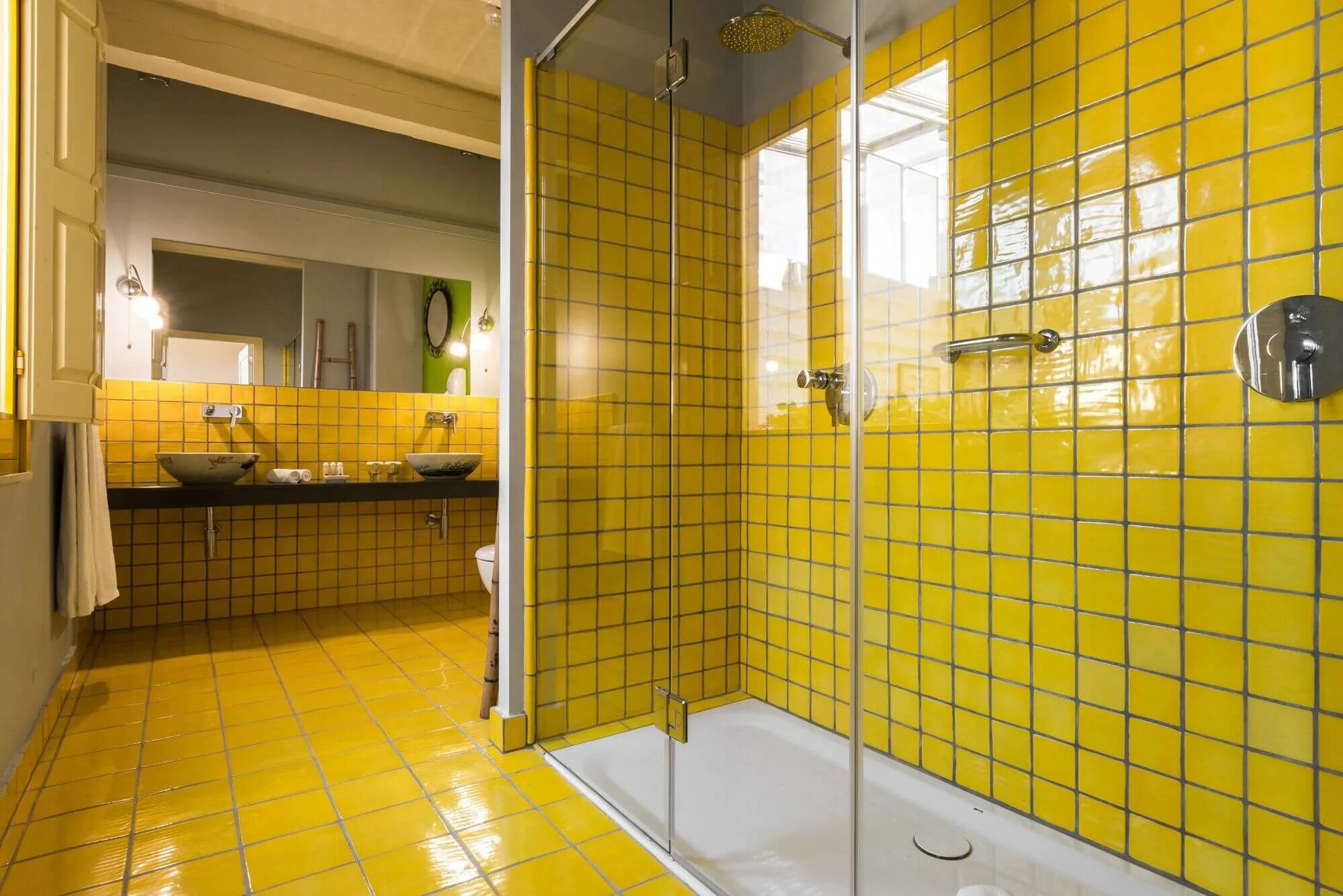 Желтая плитка купить. Желтая плитка для ванной комнаты. Ванная с желтой плиткой. Ванная в желтом цвете. Ванная комната с желтой плиткой.