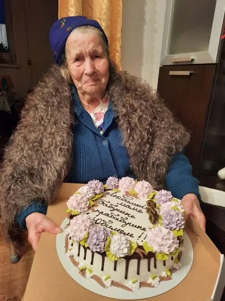 Отметили юбилей бабушки. Woman birthday party. Отметили юбилей бабушки. Семейное фото на юбилей бабушки. 86 лет бабушке.