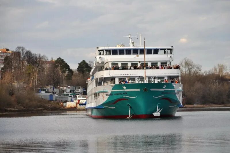 Спасательное судно керченский пролив. Судно апрель. Керченский порт судно омск. Тутаев биосфера тутаев. Якорные стоянки порта кавказ.