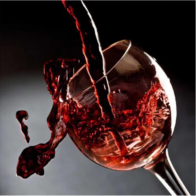 Разлитый бокал вина. Красное вино бутылка. Разбивающийся бокал. Как разбить вино. Как разбить вино.