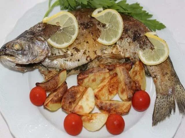 Запечь форель с картошкой. Форель запеченная с картофелем. запеченная форель с картошкой. форель запечённая в духовке с картофелем. речная форель в духовке.