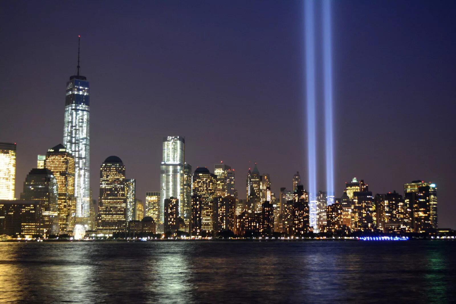 Сейчас new light. Мемориал 9/11 в Нью-Йорке. Мемориал башни Близнецы в Нью-Йорке. Памятник 11 сентября в Нью-Йорке. Мемориал башни Близнецы в Нью-Йорке ночью.