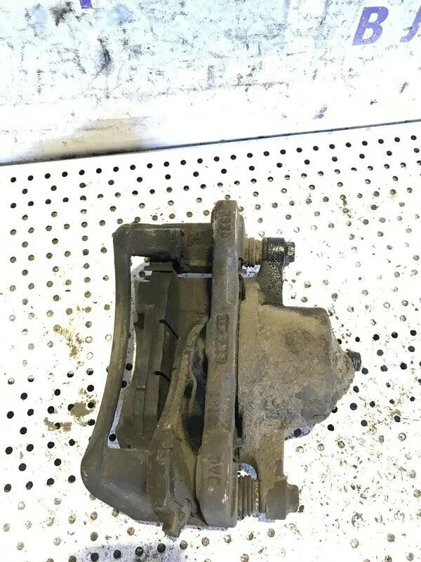 Суппорт эпика. Передние тормоза шевроле эпика. Задний суппорт эпика. Суппорт эпика. Суппорт эпика.