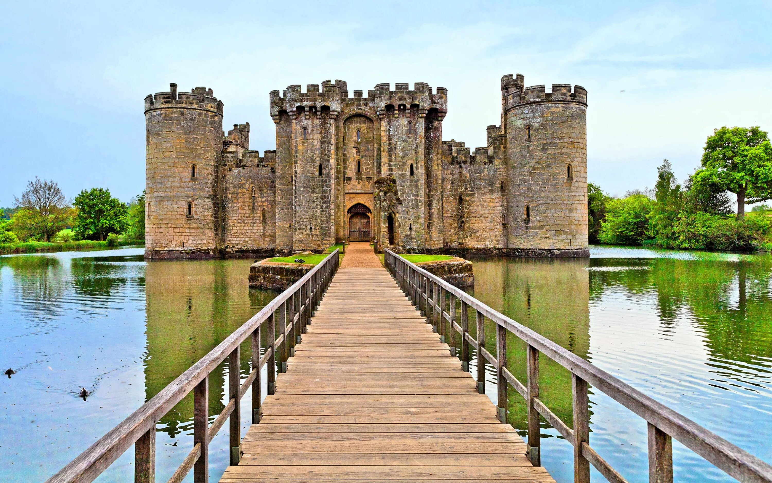 Castle pictures. Замок Килхурн, Шотландия. Замок Бодиам, Великобритания. Замок Авалон Шотландия. Замок Бодиам Англия романский стиль.